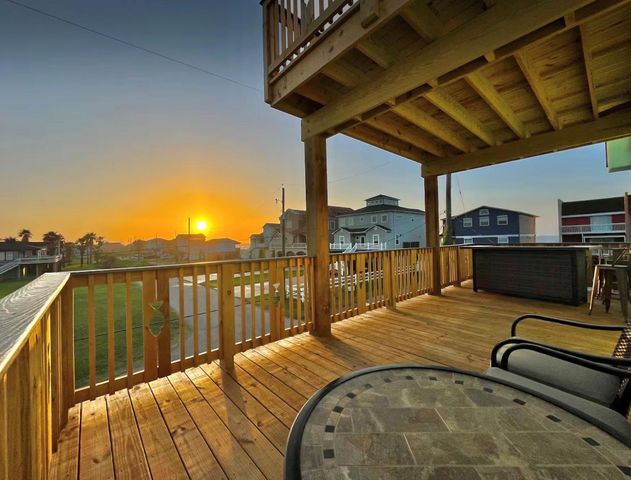110 Pelican Pl, Surfside Beach, TX 77541