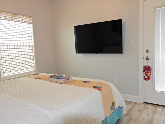 110 Pelican Pl, Surfside Beach, TX 77541