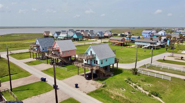 110 Pelican Pl, Surfside Beach, TX 77541