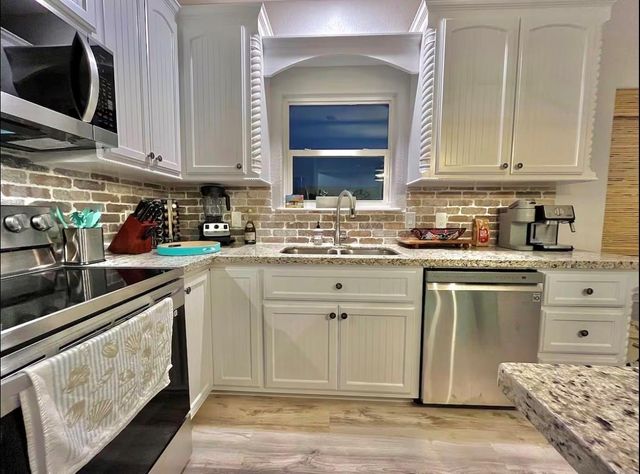 110 Pelican Pl, Surfside Beach, TX 77541