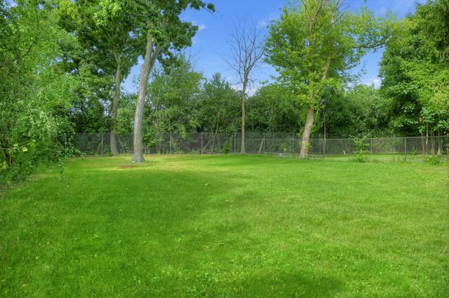 152 Oakmont Drive, Deerfield, IL 60015