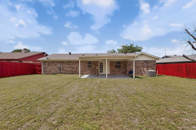 4512 Tiptop Street, Haltom City, TX 76117