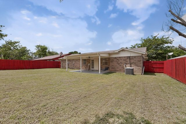 4512 Tiptop Street, Haltom City, TX 76117