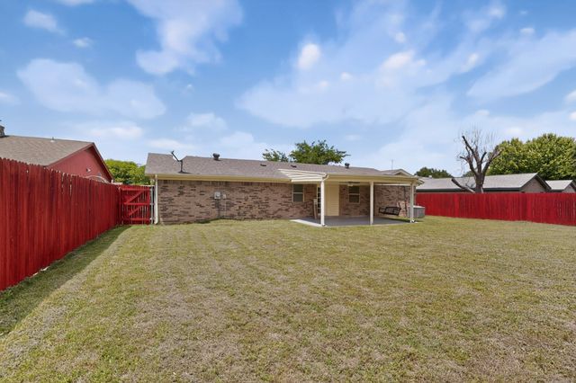 4512 Tiptop Street, Haltom City, TX 76117