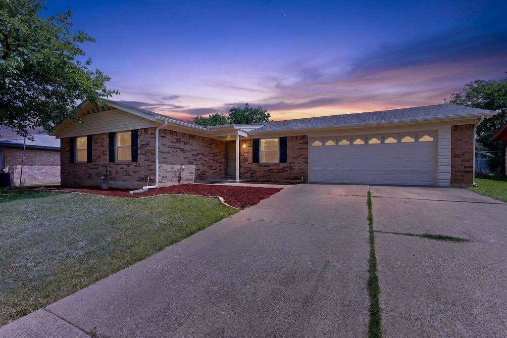 4512 Tiptop Street, Haltom City, TX 76117