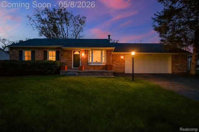 1228 Amarillo Street, Wolverine Lake Village, MI 48390