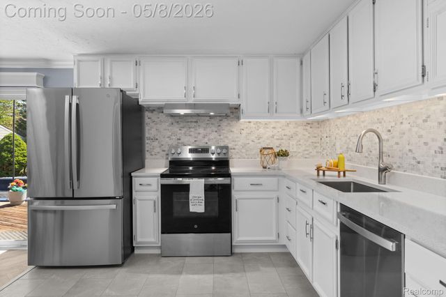 1228 Amarillo Street, Wolverine Lake Village, MI 48390