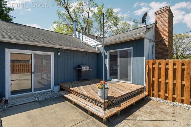 1228 Amarillo Street, Wolverine Lake Village, MI 48390