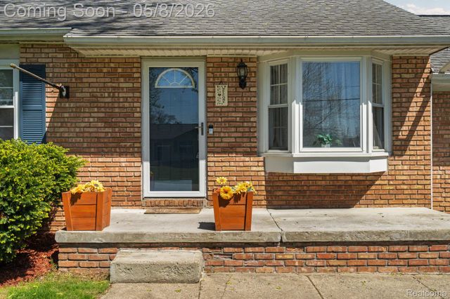 1228 Amarillo Street, Wolverine Lake Village, MI 48390