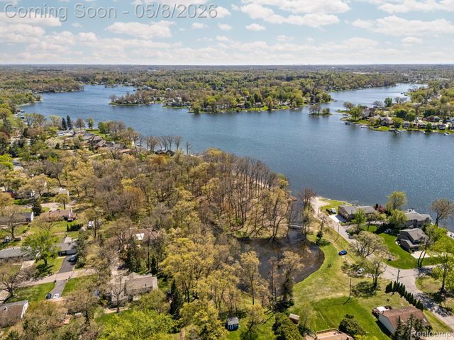 1228 Amarillo Street, Wolverine Lake Village, MI 48390