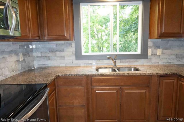 3855 N River Road, Fort Gratiot, MI 48059