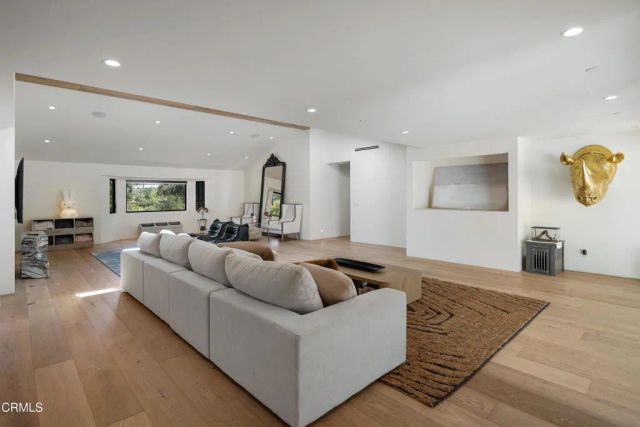 2137 Lyans Drive, La Canada Flintridge, CA 91011