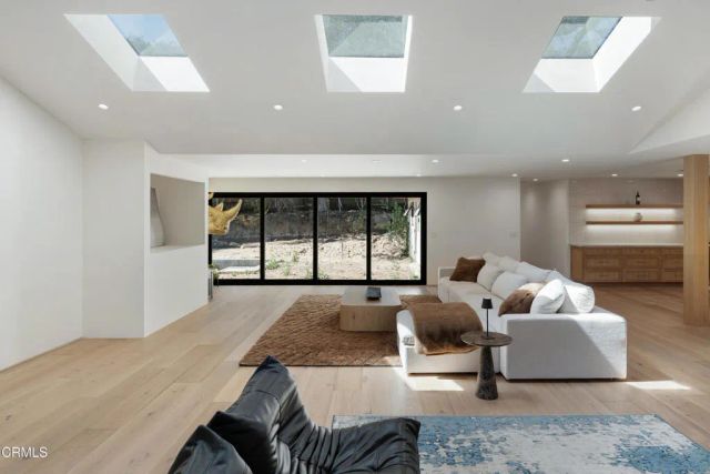 2137 Lyans Drive, La Canada Flintridge, CA 91011