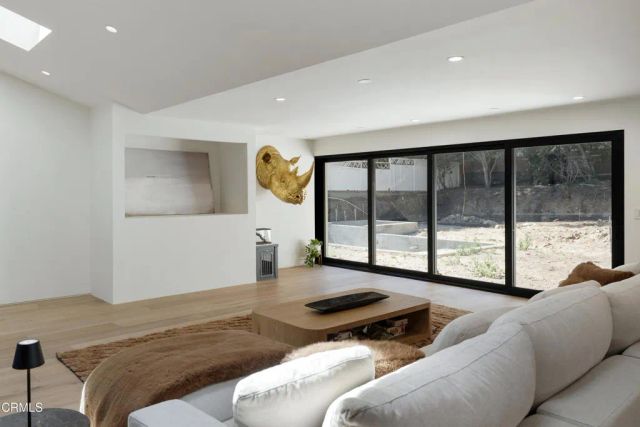 2137 Lyans Drive, La Canada Flintridge, CA 91011
