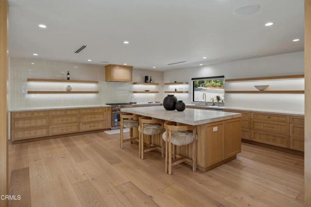 2137 Lyans Drive, La Canada Flintridge, CA 91011