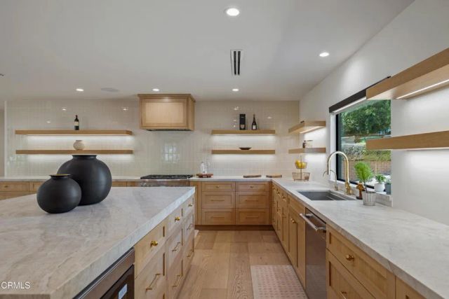 2137 Lyans Drive, La Canada Flintridge, CA 91011