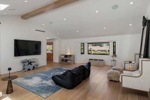 2137 Lyans Drive, La Canada Flintridge, CA 91011