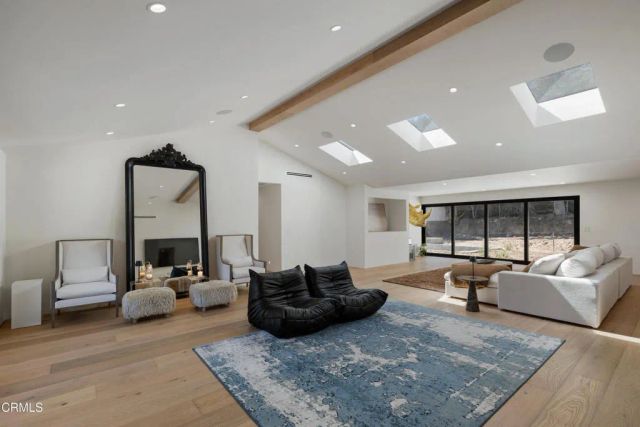2137 Lyans Drive, La Canada Flintridge, CA 91011