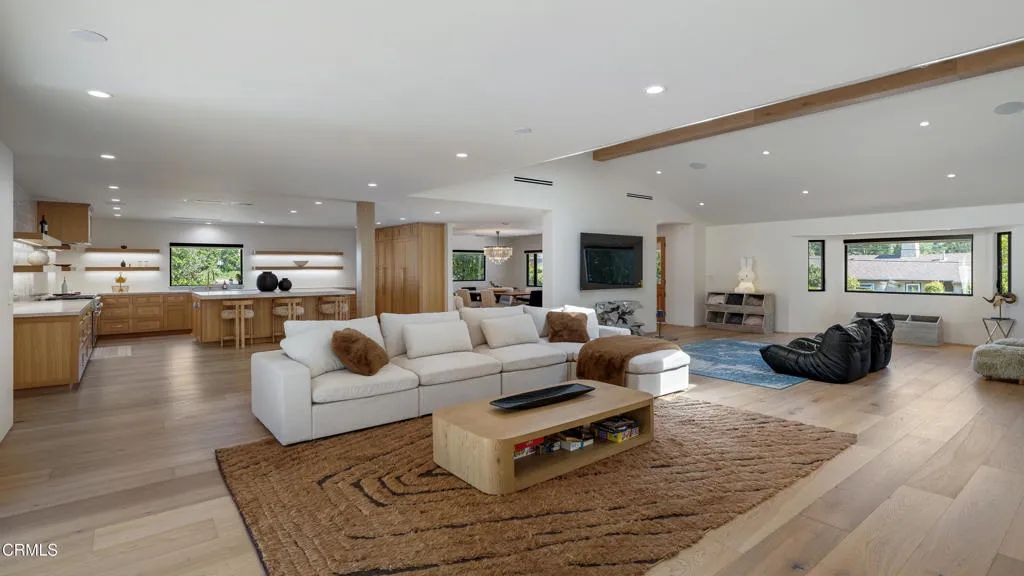 2137 Lyans Drive, La Canada Flintridge, CA 91011