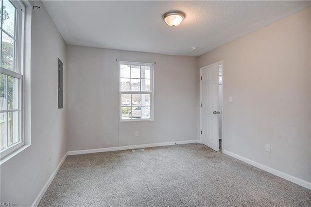 20 Jordan LN, Portsmouth, VA 23703