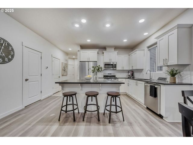 847 S 23RD Ave, Cornelius, OR 97113