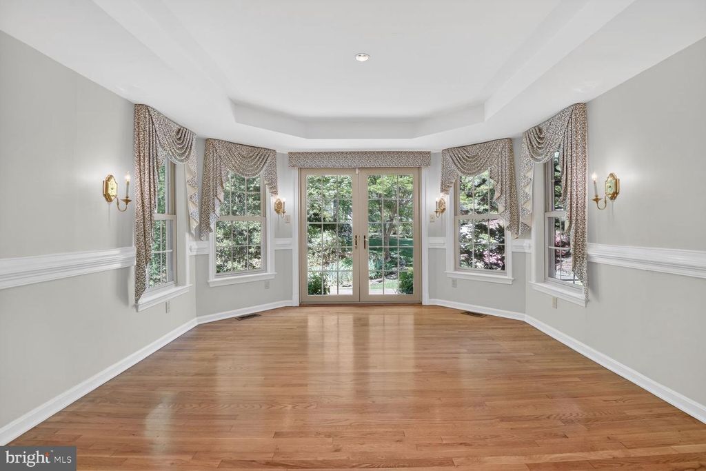 Image 10 of property listing at 5005 JASMINE DR, Rockville, MD 20853