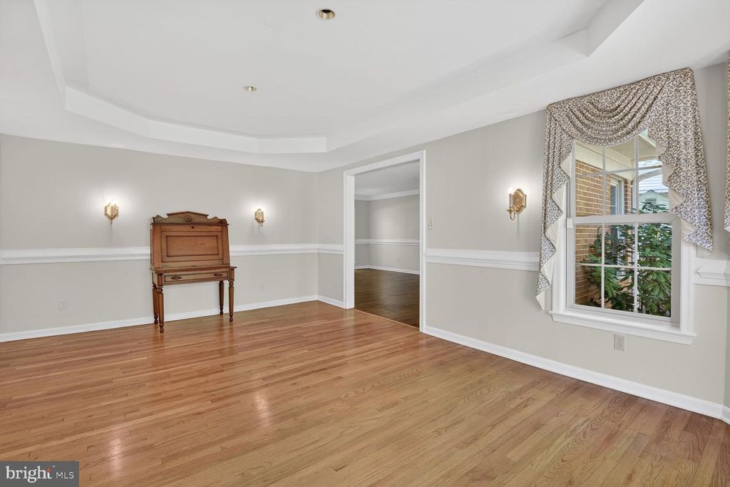 Image 11 of property listing at 5005 JASMINE DR, Rockville, MD 20853