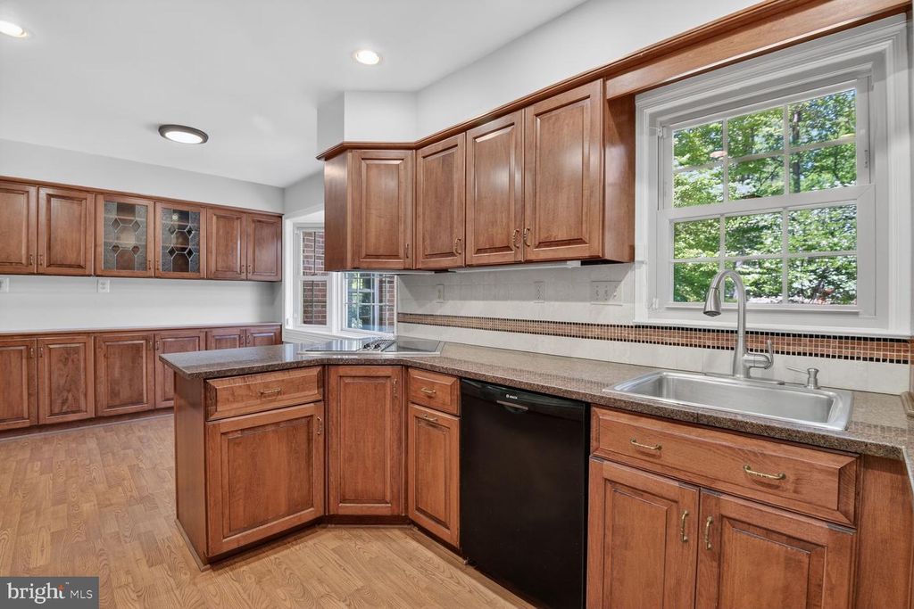 Image 12 of property listing at 5005 JASMINE DR, Rockville, MD 20853