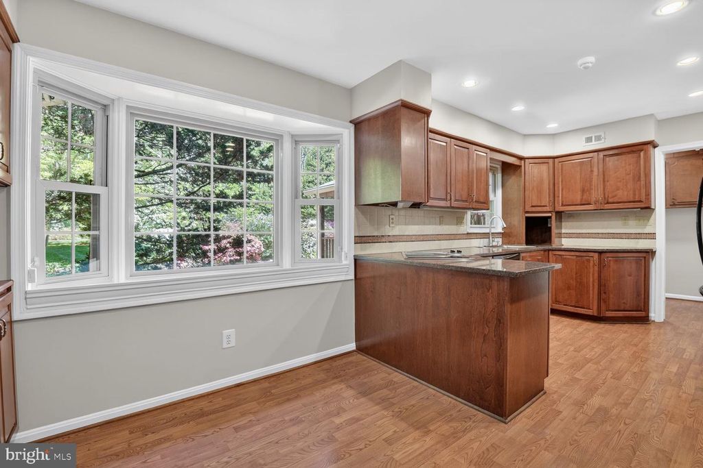 Image 13 of property listing at 5005 JASMINE DR, Rockville, MD 20853