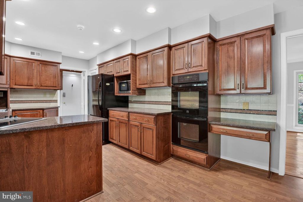 Image 14 of property listing at 5005 JASMINE DR, Rockville, MD 20853