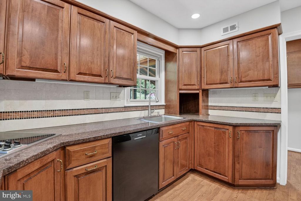 Image 15 of property listing at 5005 JASMINE DR, Rockville, MD 20853