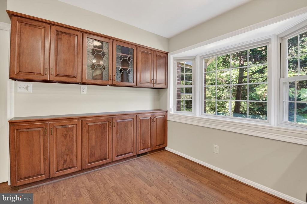Image 16 of property listing at 5005 JASMINE DR, Rockville, MD 20853