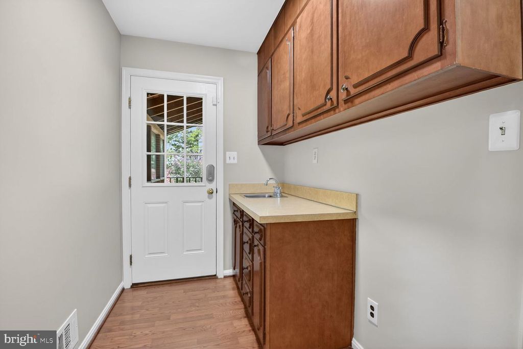Image 17 of property listing at 5005 JASMINE DR, Rockville, MD 20853