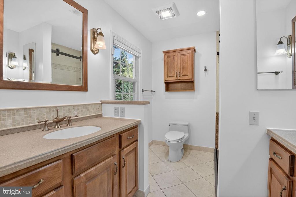 Image 20 of property listing at 5005 JASMINE DR, Rockville, MD 20853