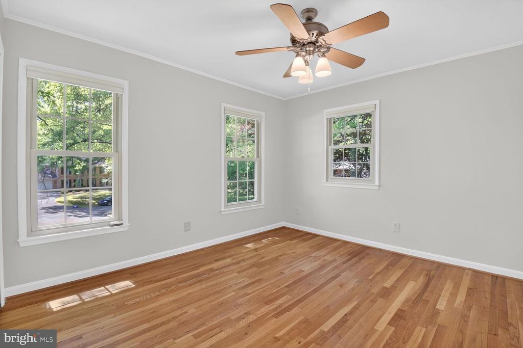 Image 22 of property listing at 5005 JASMINE DR, Rockville, MD 20853