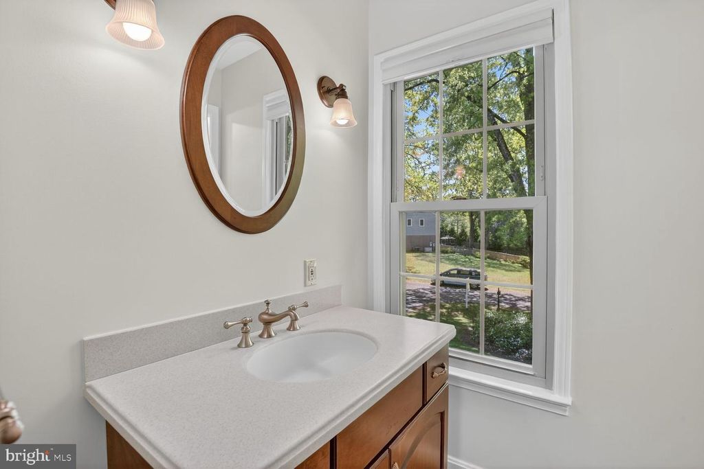 Image 25 of property listing at 5005 JASMINE DR, Rockville, MD 20853