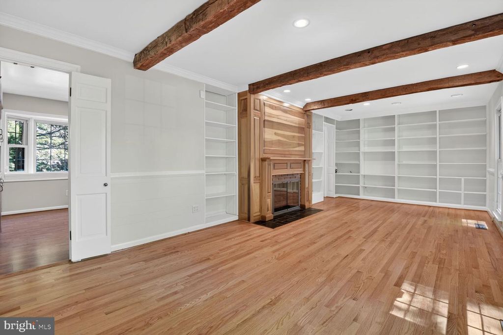 Image 3 of property listing at 5005 JASMINE DR, Rockville, MD 20853