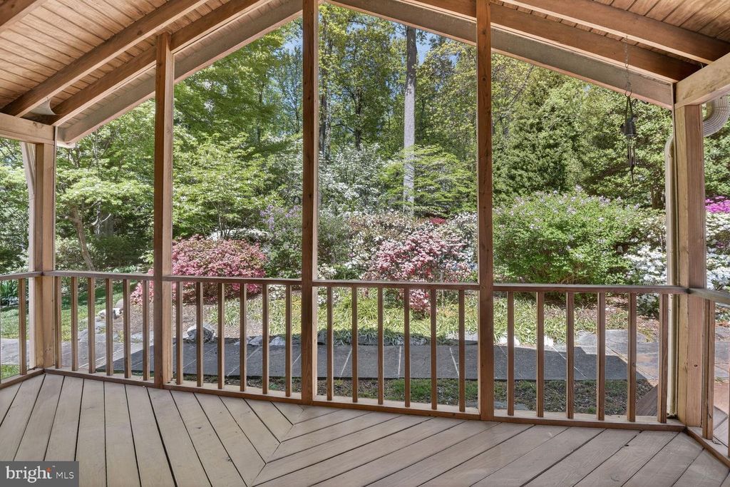 Image 30 of property listing at 5005 JASMINE DR, Rockville, MD 20853