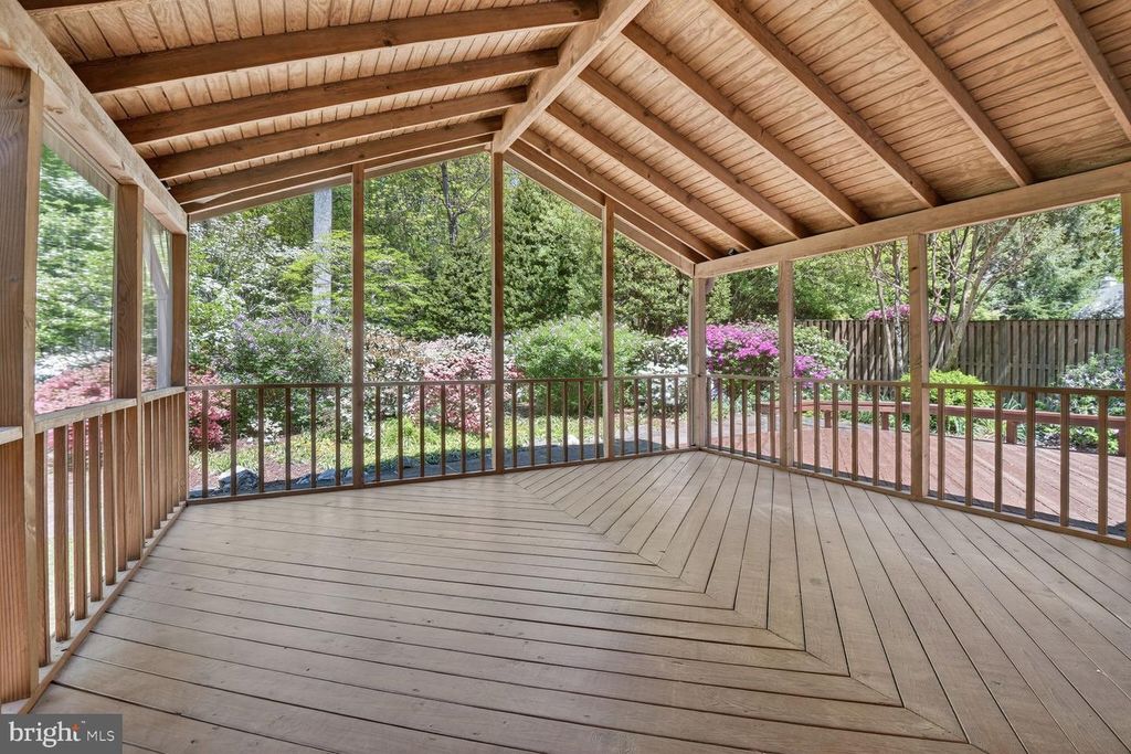 Image 31 of property listing at 5005 JASMINE DR, Rockville, MD 20853