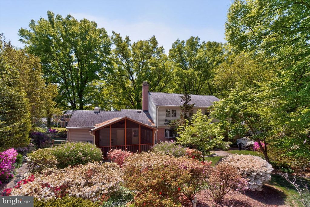 Image 32 of property listing at 5005 JASMINE DR, Rockville, MD 20853