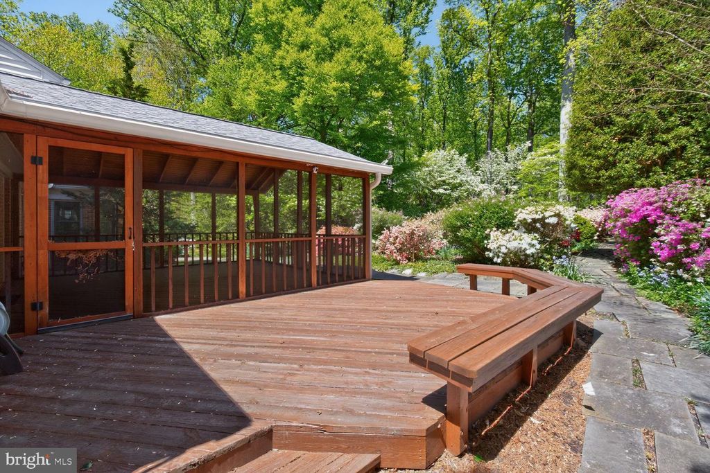 Image 33 of property listing at 5005 JASMINE DR, Rockville, MD 20853