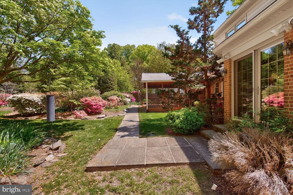 Image 34 of property listing at 5005 JASMINE DR, Rockville, MD 20853