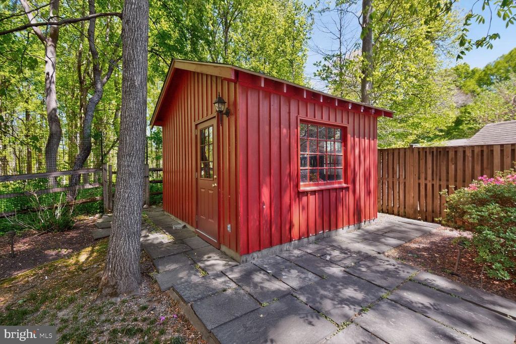 Image 36 of property listing at 5005 JASMINE DR, Rockville, MD 20853