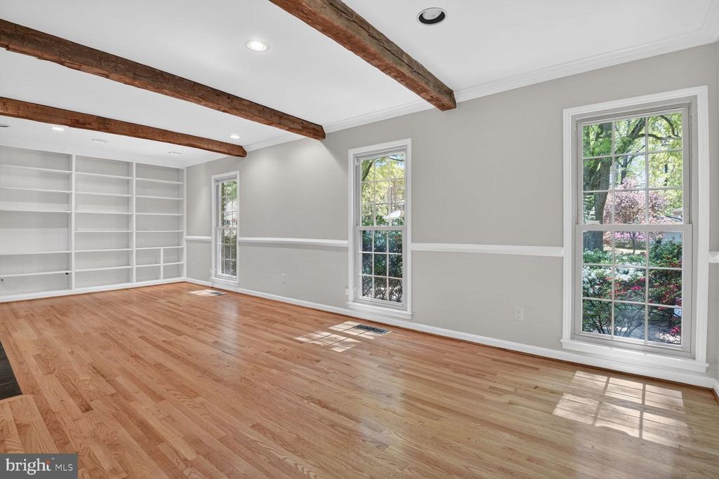 Image 4 of property listing at 5005 JASMINE DR, Rockville, MD 20853