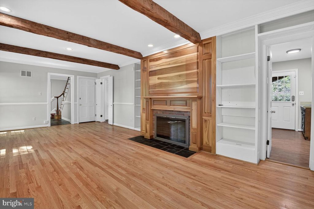 Image 5 of property listing at 5005 JASMINE DR, Rockville, MD 20853