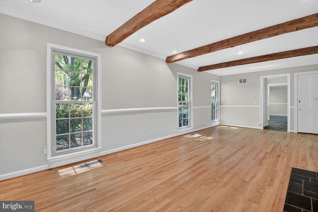 Image 6 of property listing at 5005 JASMINE DR, Rockville, MD 20853