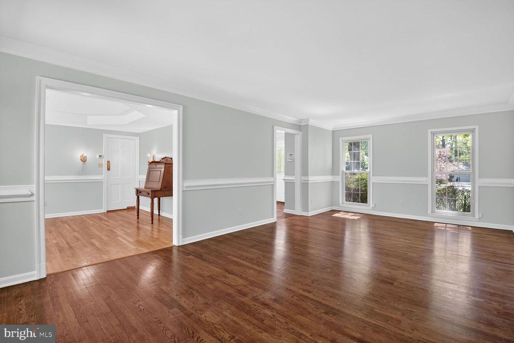 Image 7 of property listing at 5005 JASMINE DR, Rockville, MD 20853