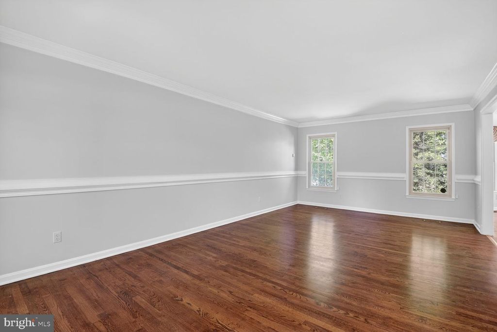 Image 8 of property listing at 5005 JASMINE DR, Rockville, MD 20853