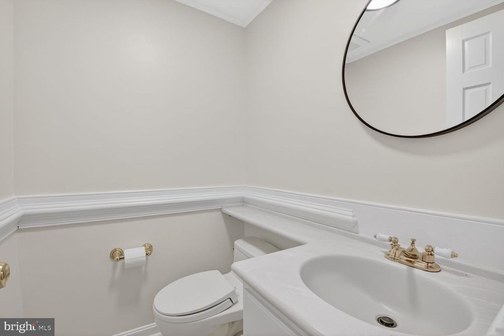 Image 9 of property listing at 5005 JASMINE DR, Rockville, MD 20853