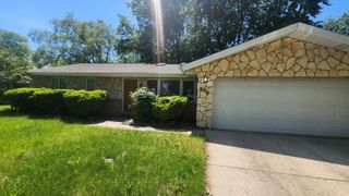 808 S Cedarcrest Drive, Schaumburg, IL 60193